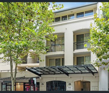 Spacious contemporary-style studio in prime position. - Photo 4