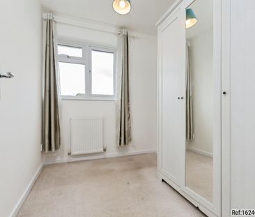 3 bed Terraced in Plesman Way , Wallington, SM6 9NB - Photo 5