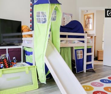 Bright room in 3-bedroom house in Donaghmede, Dublin - Photo 5