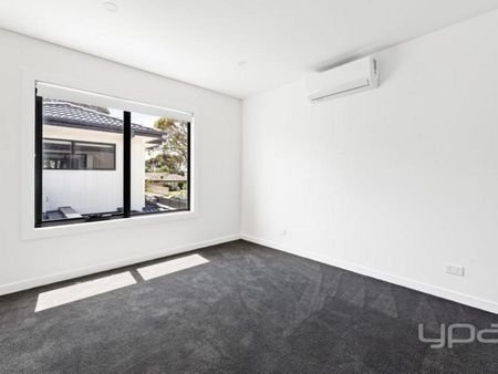 Clean, Convenient Townhouse! - Photo 3