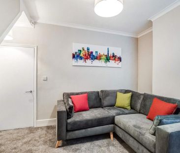 4 bedroom flat to rent - Photo 2