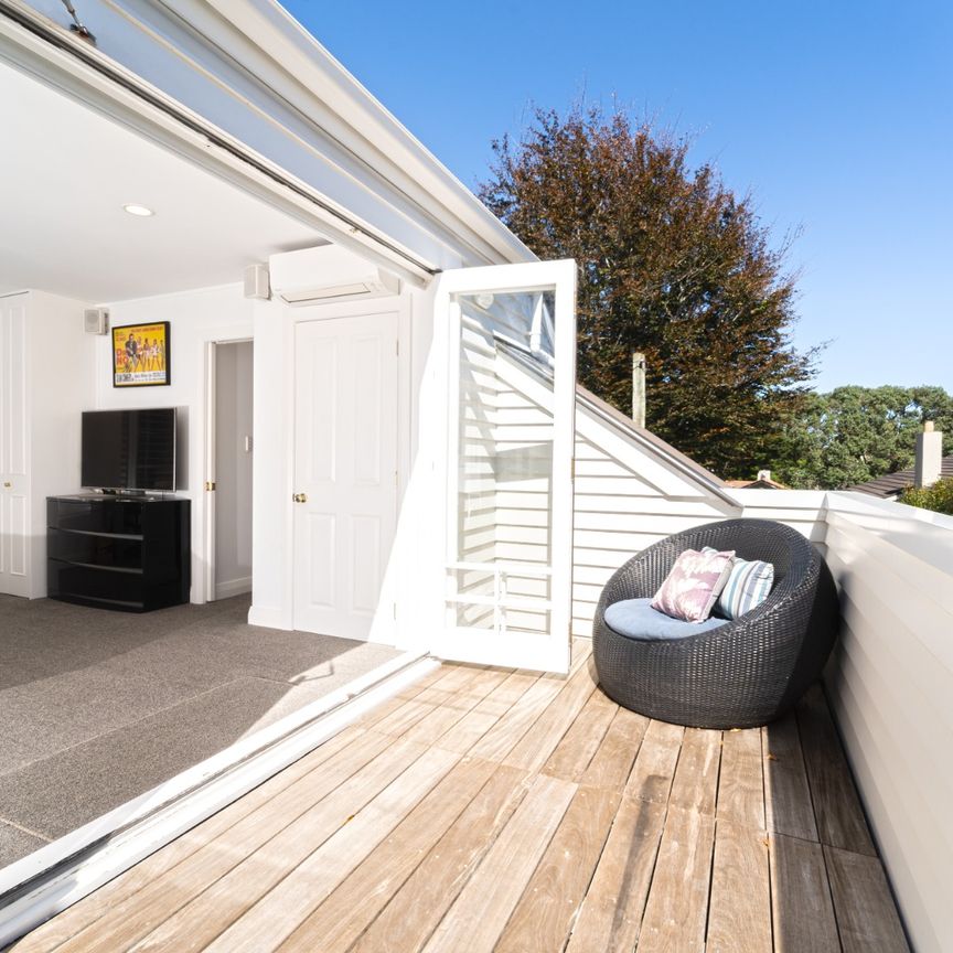 Luxurious Fully Furnished Home with Pool and Gym in Prime Epsom Location - Photo 1