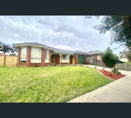 33 Mariposa Grove, Cranbourne, Vic 3977 - Photo 1