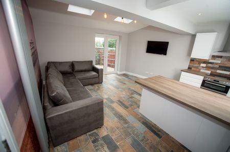 6 Bed Semi-Detached House, Stephens Road, BN1 - Photo 5