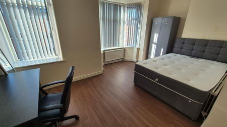 4 bedroom terraced house to rent - Photo 3