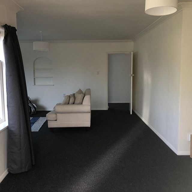 Large private 4 bed 2 bathroom family home - Photo 1