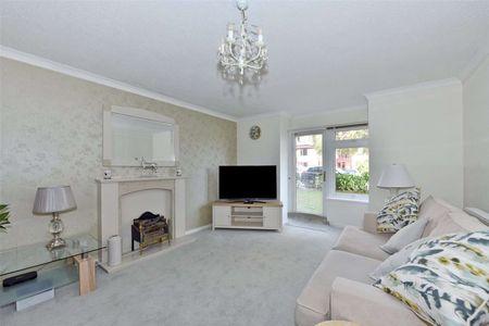 Well presented two bedroom ground floor apartment with allocated parking. - Photo 4