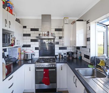 Tidy Four- Bedroom Home. - Photo 3