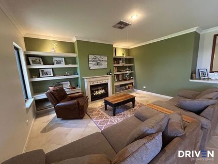 Easy-Care Living With Gardening Included – Quiet Waikiki Location - Photo 2