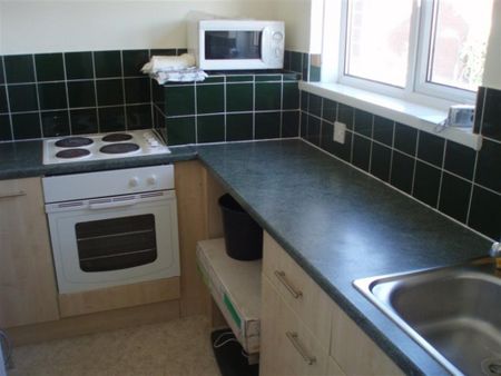 3 bedroom flat to rent - Photo 3