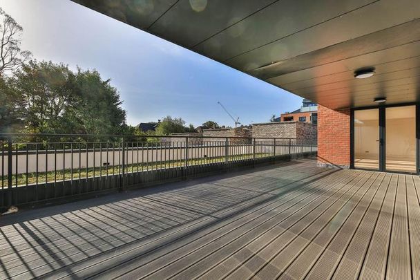 1315sqft 3 bed 3 bath apartment with a huge private roof terrace - Photo 1