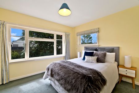 Sunny 3 Bedroom Standalone House in Bryndwr Road - Photo 3