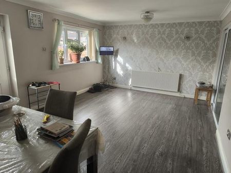 4 bedroom semi-detached house to rent - Photo 2
