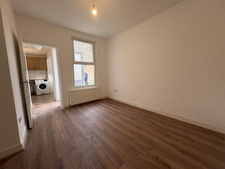 2 bedroom ground floor flat to rent - Photo 5