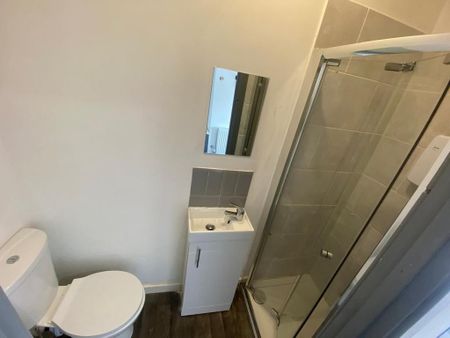 1 bedroom in a house share to rent - Photo 2