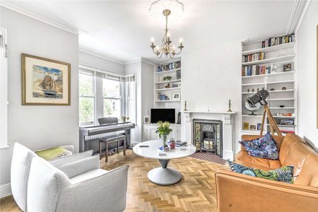 A fantastic three bedroom split level apartment. - Photo 2