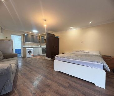 Studio to rent - Photo 1