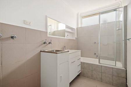 Stylish, Light-Filled Apartment in Leafy, Convenient Location - Photo 5