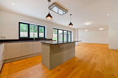 A generously proportioned family home set in Tickenham. - Photo 5