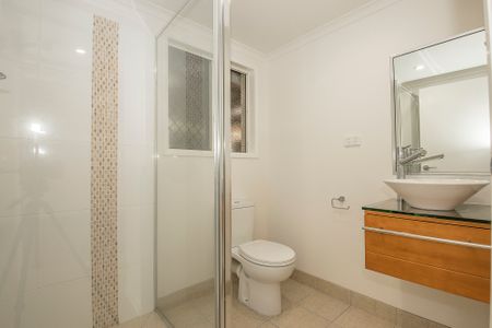 2/15 Hopkins Street, Currajong QLD 4812 - House For Rent | Domain - Photo 2