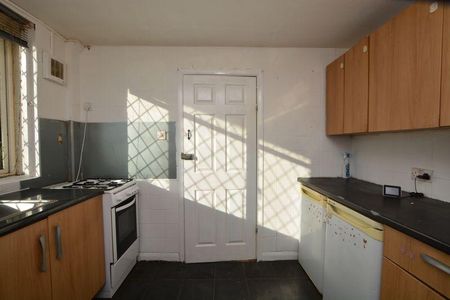 2 bedroom semi-detached house to rent - Photo 5