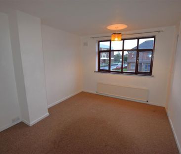 Knoll Drive, Styvechale, Coventry CV3 5DD - Photo 3