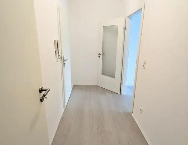 Exklusive 2,5-Zimmerwohnung mit herrlichem Blick ins Grüne mit TG-Stellplatz - Foto 1