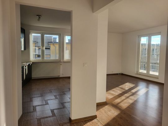 Wygodne mieszkanie z dużą loggią - Photo 1