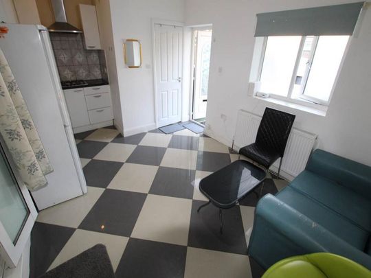1 bedroom ground floor flat to rent - Photo 1
