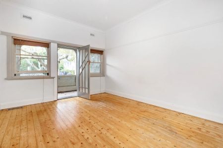 Charming Art Deco Ground Floor Apartment in Prime Elwood Location - Photo 5