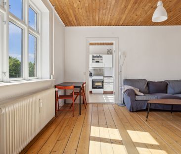 STOR OG DELEVENLIG 4-VÆRELSES LEJLIGHED I NØRRESUNDBY - Photo 2