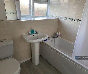 3 bedroom flat to rent - Photo 3
