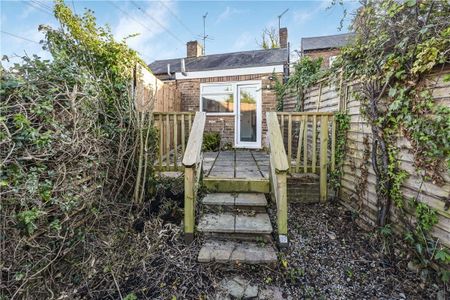 A 2 bedroom semi-detached house situated within Wendover. - Photo 4