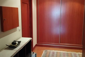 Quarto em frente ao Centro Comercial Glicinias