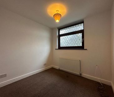3 bedroom end of terrace house to rent - Photo 3