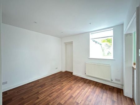2 bedroom semi-detached house to rent - Photo 2