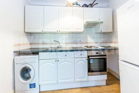 two spacious double bedrooms with a large open plan lounge close to station - Photo 5