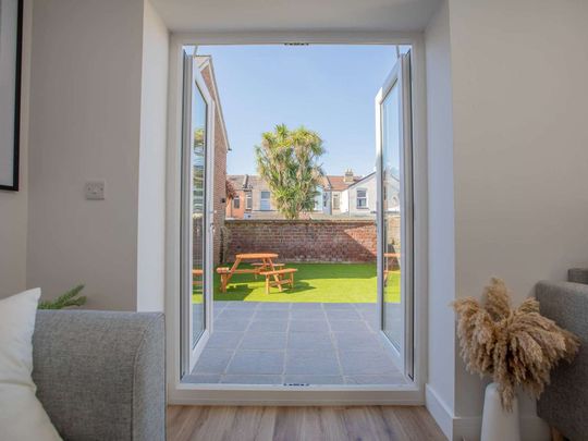 Double Ensuite Room in Luxury Modern HMO in Gladys Avenue, North End Portsmouth. Room 2 - Photo 1