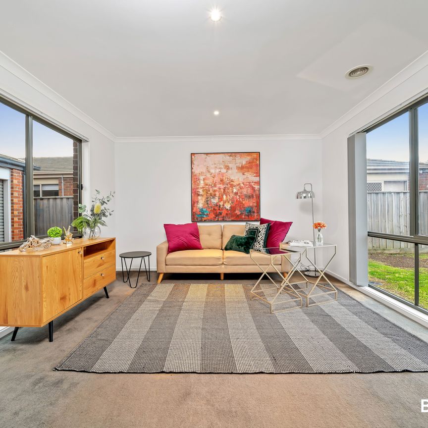 The Perfect Package of Space, Style and Comfort !!! - Photo 1