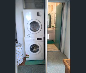 Sunny and private North Newtown 1 bedroom apartment - Photo 2