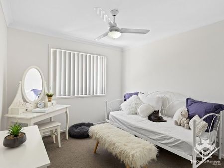 3 Bedroom townhouse- available now!! - Photo 5