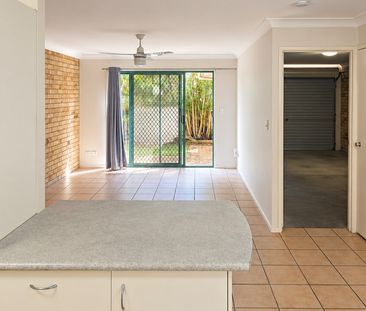 Comfortable 2-Bedroom Townhouse in Convenient Annerley Location - Photo 1
