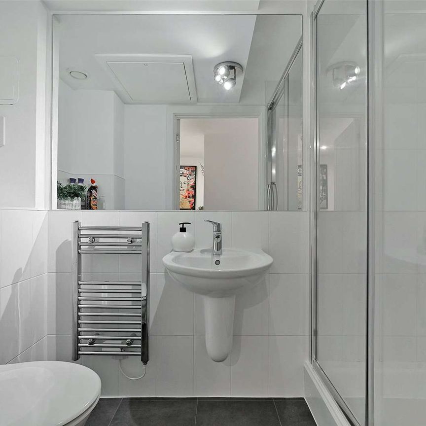 A beautifully presented and fully-furnished super studio apartment with private patio in a prime central Windsor setting. - Photo 1