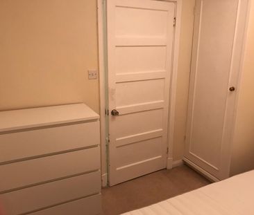 Five bedroom houseshare in Central Fleet - Photo 1