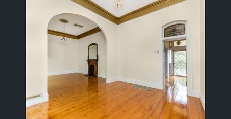 Central 3 Bedroom Victorian Style Home - Photo 5