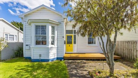 Updated three-bedroom home - Photo 3