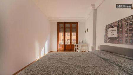 Room in a shared 6-bedroom apartment for rent in La Roqueta, perfect for professionals or students - Photo 5