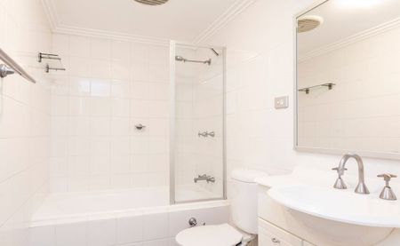 Bright and Conveniently Located Two Bedroom Apartment - Photo 5