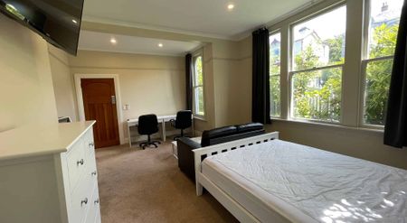 Spacious Fully Furnished Ensuite Room - Photo 3