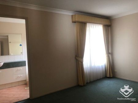 Spacious Unfurnished 3 Bedroom 3bathroom Villa Within Gated Community - Photo 3